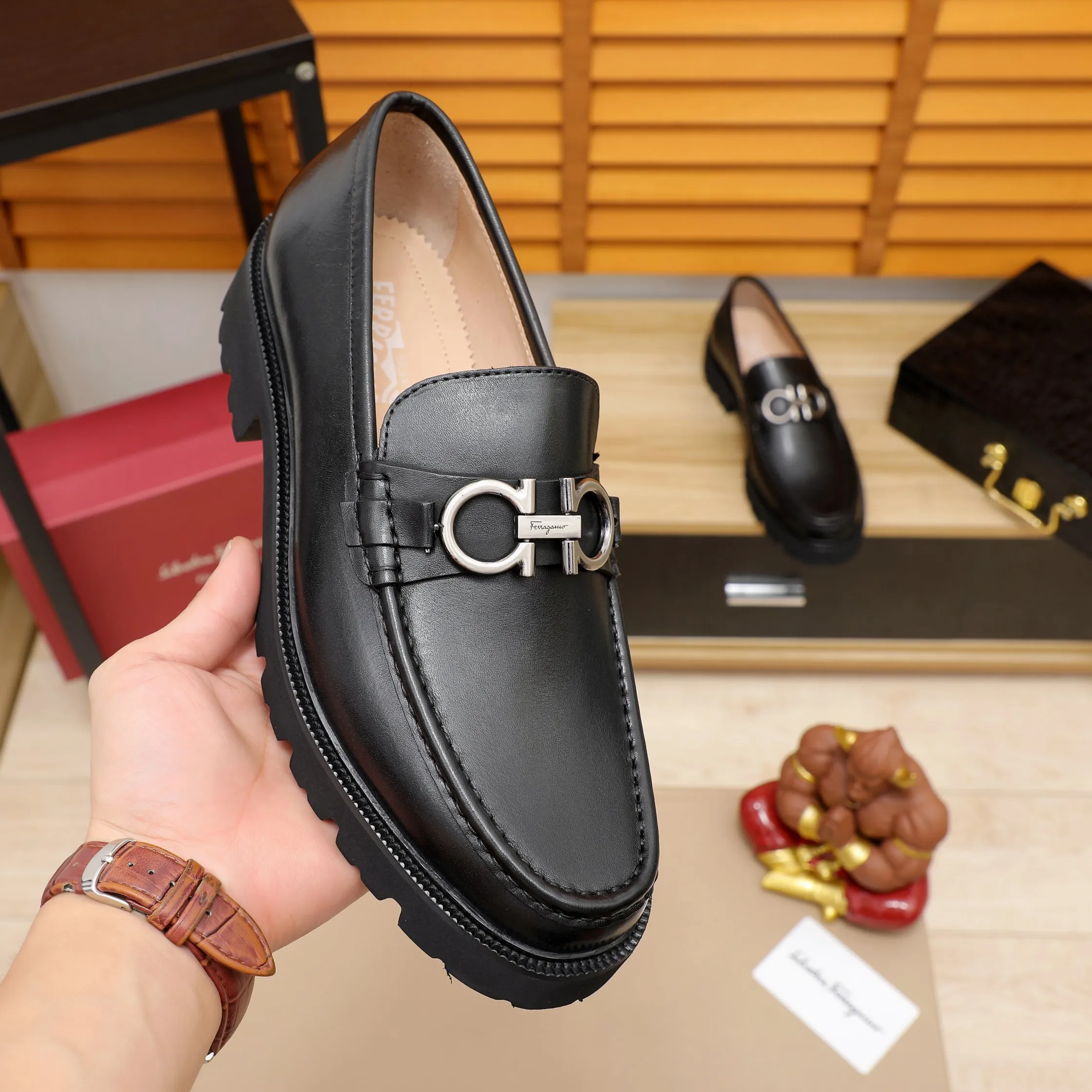 Men's shoes 💰500 🕷🕷🐂【Ferragamo】 Popular fashionable casual shoes🇨🇳Official website counter 1:1 production, original mold opening💯Good quality visible, imported high-end first-layer waxed calfskin, water-dyed🐂leather lining🌿very clear texture, high-quality waterproof, non-slip and wear-resistant outsole🎋high quality and low price, truly handmade🍓black color available! Code number 38-45……